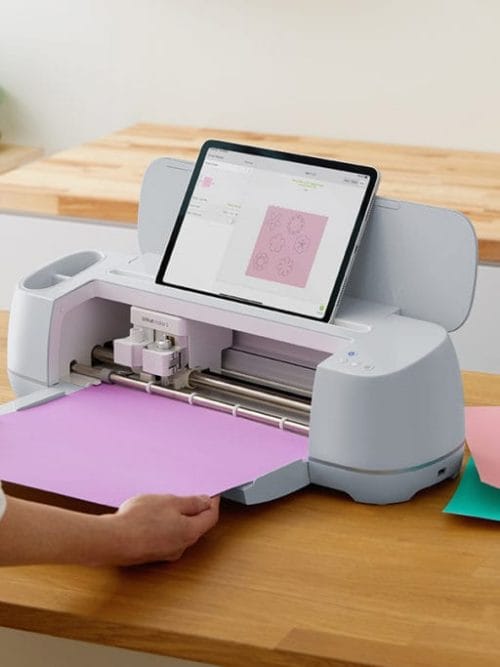 Máquina de corte Cricut Maker 3 lista para trabajar sobre una mesa