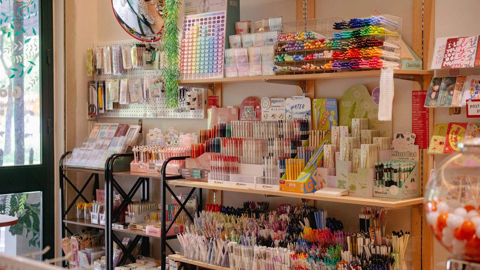 Estantería de una papelería creativa repleta de materiales de colores