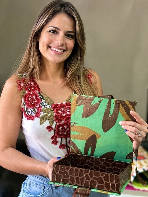Participante del taller sosteniendo la caja de cartonaje que acaba de terminar